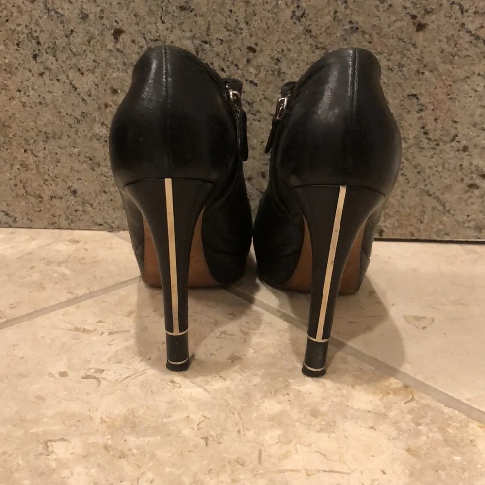 Vintage Christian Dior 100% leather stiletto platform zip up ankle bootie heel
